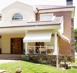 Angela De Gutiérrez - Acabados decorativos | Toldo con fleco